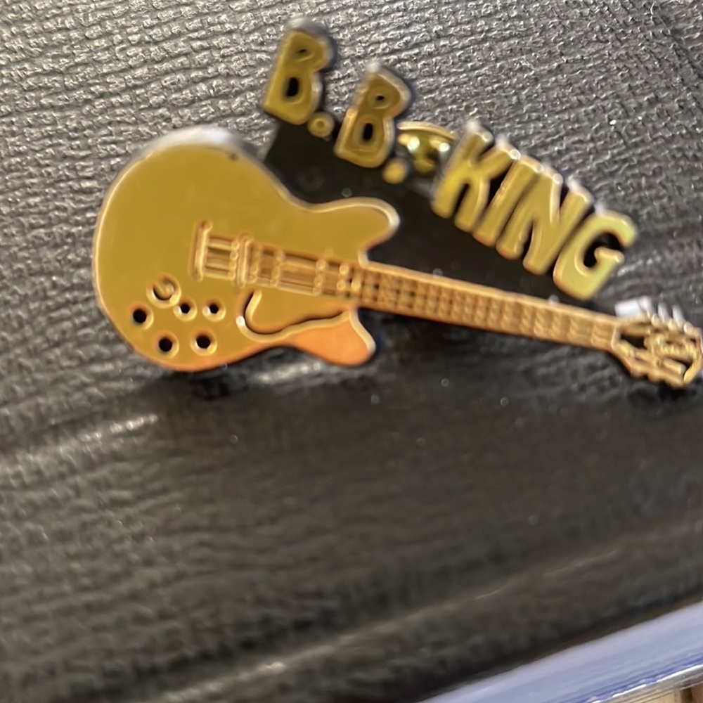 BB KING VINTAGE CONCERT LAPEL PLASTIC PIN AMERICAN BLUES MUSIC GUITAR SHOW